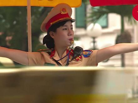 不同国家的女交警,印度交警边跳舞边指挥?中国女交警英姿飒爽 #盘点 #最美交警 #交警正能量