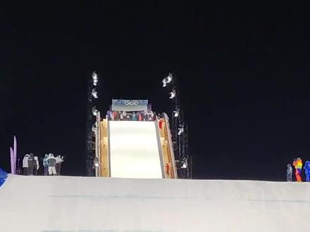 冬奥进行时|当地时间晚上,#米兰冬奥会 单板滑雪大跳台项目进行官方训练。中国队女队员张小楠,男队员#苏翊鸣 、#杨文龙 、#葛春宇 进行场地适应性训练。
记者:周圆 弓学文