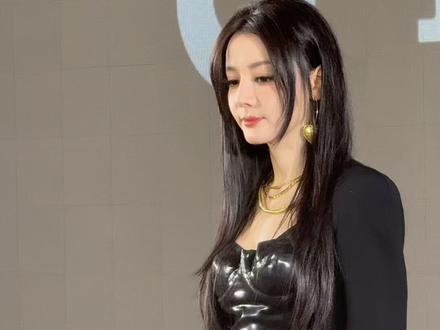 11月25日,北京。演员迪丽热巴现身《枭起青壤》剧宣活动,主打忙碌,对四面八方都Wink了一遍,一双星星眼Wink完你的Wink你的。(记者 范莹)#枭起青壤 #枭起青壤抖音追剧团