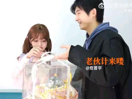 面包的伴舞~小危哥,送蛋糕祝福学姐生日快乐,学姐传授舞台秘诀 #声生不息 #黄霄雲 #危晋宇 #声鸣远扬 #生日祝福