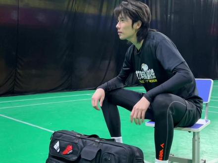 猜猜我球包里都有什么?(上)#羽毛球男双 #李俊慧退役生活 #羽毛球
