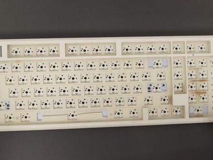 狼蛛F99 Pro拆解安装教程加装键盘工坊声音包效果展示 顶配5件套
井上poron全套
夹心棉:日本井上poron le20 厚度3.5
轴座棉:日本井上poron le20 厚度2
轴下垫:8倍发泡ixpe 厚度0.5(精密开孔)
声优垫:pet材质不开灯孔
封包膜:背膜贴在电路板背面(切勿撕反)
安装方法及顺序:
1用螺丝刀拆解外壳取下原装填充
2从上到下的顺序为:定位板-夹心棉-轴下垫-声优垫-电路板-轴座棉-整张背膜(完成封包)-底壳
注意事项
1底壳棉主要适用于狼蛛f99pro外壳
#键盘 #游戏外设 #狼蛛f99pro #安装教程