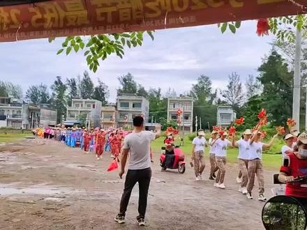 隆安村六队外嫁女回娘家活动。
外嫁女回娘家这种活动,据观察,有几个意思:一是展示了这几年乡村的发展新貌;二是展示了乡村老中青少的精神风貌;三是发掘了文艺人才;四是乡村凝聚力增强,有利于凝聚乡村发展共识;五是促进消费(合理合情消费);六是活跃乡村文化;七是文化下乡;八是促进各村争先进。