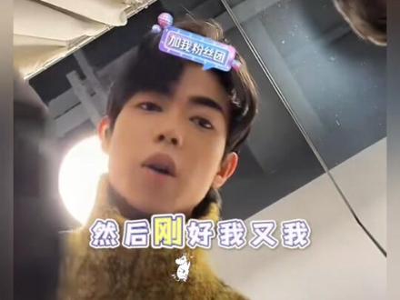 去阿拉伯并非本意,却是他无法错过的机遇。更不想与公主分离,只想带她同行,却又在为如何向家人解释而犯难。这般周全的考量与不舍,全是对公主的深情。这暖心的小姐夫,真的让人不知该心疼还是感动#盈公主 #盈公主和纳迪尔 #太心疼 #恋爱的感觉 #宝藏男孩