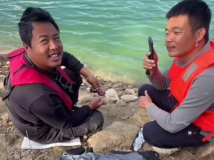 #擒龙诀荒野挨饿王大鱼挑战赛 小贺太猛了,现在拿下比赛第一名,莽莽挨饿硬抗也顶不住压力了,比赛终究谁是冠军?敬请期待,玩的就是心跳,玩的就是真实!#荒岛求生 #莽莽克拉斯 #客友钓具 #荒野垂钓 @莽莽克拉斯 @小贺(户外垂钓) @李帅 碧湖村 三花一岛(三弟)