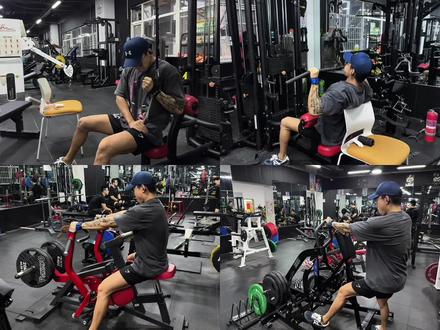 最近所谓老派新派的争端是越来越离谱了,作为一个在新派训练模式的实践者,我觉得有必要帮大家做一些解释和区分,首先最错误的一点就是新派训练和老派训练的区别就是固定器械和自由重量的区别,搞得好像新派只做固定器械一样,针对这个点我只想说,钢线什么时候要完成固定器械了?那新派老派的真正不同在哪里,或者说到底什么才是新派训练模式?我觉得可以总结为以下几点⬇️
1️⃣新派训练模式更强调肌内张力,tut(张力时间)和rir(保留重复次数,rir越接近0,动作就越接近力竭),通过拉伸位停顿去除牵张反射,从而保证足够的肌内张力,再用合理的tut去保证自己达到目标rir,另外就是新派训练模式的容量会更遵从mev(最大有效容量)和mrv(最大可恢复容量).
2️⃣新派训练模式中更注重技术力竭而非绝对力竭,技术力竭指在动作不变形不代偿的情况下无法再完成一次甚至半次,而绝对力竭则是在到达技术力竭后通过借力代偿再完成几次达到力竭,这两者最大的不同在于技术力竭更容量量化自己的进步,并且神经疲劳或小于绝对力竭.
3️⃣新派训练模式为什么会更多的选择钢线和固定器械而非哑铃杠铃?原因很简单,钢线和固定器械可以提供或者设置成更符合目标肌群的阻力,儿杠铃哑铃则很难做到,但新派训练模式并不是完全不做或者抵制杠铃哑铃,而是有更好的选择可以替换掉杠铃哑铃,记住,在肌肥大训练中没有一定要做的动作!
4️⃣关于所谓功能性,不管是固定器械,钢线还是杠铃哑铃,不都是在表达目标肌肉的功能吗?杠铃卧推是肩内收,器械平推也是肩内收,这两个功能有什么不一样吗?
5️⃣ 关于新派训练的内稳定和外稳定,自由重量对于自身内稳定要求很高这点没错,但钢线和固定器械就完全不需要内稳定了吗?显然不是,没有足够的内稳定做钢线和固定器械也会很糟糕,固定器械有很好的外稳定,但把固定器械做的一坨的大有人在,难道他们也是新派?我们训练不要二极管,内稳定差就去做一些自由类动作加强一下自己的内稳定,但也不要过于魔幻某些动作的作用.
总而言之,新派不是一个动作或者一些动作,新派训练是一种充满科学逻辑的训练思路,不要再把新派统一回类位固定器械派了!#训练 #新派训练 #肌肥大 #挑战全网最稳训练