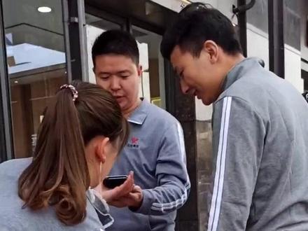 董事长郑远元先生,带领集团总部人员,率先垂范深入基层一线打扫卫生并慰问员工,用行动诠释品质战的重要性,感谢老大