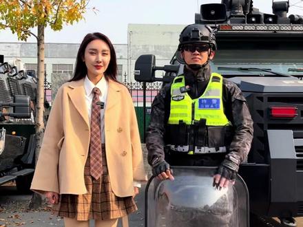 #警察冷知识 @学好姐姐😍 带大家体验,特警用的盾牌真的能抵御一切吗?