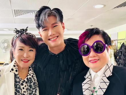 張與辰,這位2025年「中年好聲音3」的亞軍,相隔總決賽3個月,已經在香港開了首次個人演唱會!
這位實力派音樂人展現出精湛的舞台掌控能力👍,舞台上的他使出渾身解數,現場觀衆熱情,互動氣氛火爆!
他深情詮釋情歌,用吉他彈唱動聽作品。用琴鍵彈唱寫給母親的歌時,母子兩人台上台下聲淚俱下,可見成長中的艱苦……孝順的他特別邀請了從小通過唱歌,將他撫養成人的媽媽作爲個唱嘉賓👍!
與辰還特意邀請了「中1」冠軍好友周吉佩擔任嘉賓,笑說是《良「辰」「吉」日》好兆頭😂😂!
非常欣賞張與辰的音樂才華,雖然經歷過很多不如意的艱辛歲月,他仍努力、堅持、奮鬥,他的音樂旅途中充滿陽光、信心和愛心,希望他在未來的音樂路上綻放更加耀眼的光芒!#陳淑芬 #張與辰 #狄波拉 #中年好聲音 #周吉佩