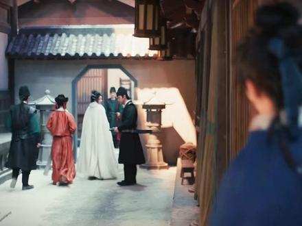 城楼生死搏杀!长玉绑反派、谢征射穿敌,夫妻联手破反间计🔥 #逐玉 #电视剧解说 #田曦薇 #张凌赫 城楼生死战!长玉扮丫鬟绑反派,谢征戴面具护妻,面具碎裂露武安侯真容!反间计落空,20 万石粮食是诱饵,谢征联手贺敬元反杀!箭射反派沉崖,甩风挡拉回长玉,甜宠 + 燃爽双在线!