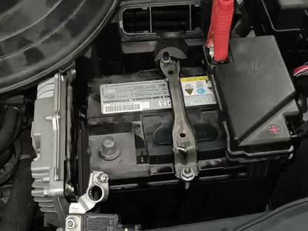 电瓶亏电是常见现象,在给电瓶充电时,一定要注意把负极线断开,不要带电充电,避免车载电器损坏。#汽车保养与维修 #哈弗售后服务