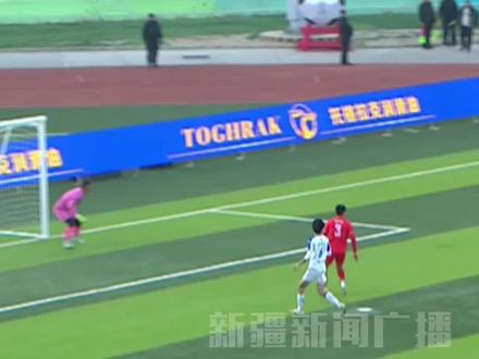 新疆“阿图什杯”足球赛 进球场面沸腾全场#新疆 #阿图什杯 #足球