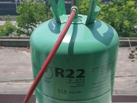 打开空调室内机吹自然风,室外机风扇运转,压缩机间歇性发出嗡嗡响声,这种情况大概率是压缩机电容坏了,更换电容即可修复。#空调加氟#空调安装#西安空调维修电话