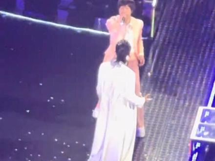 成都站第三场,2026/1/11 在现场,当时看到阿信倒下去还一直拿着麦唱歌,以为是节目效果呢,结果今天一看是真摔的!!!#F4 #F4演唱会 #F4成都演唱会#阿信又摔了 #阿信