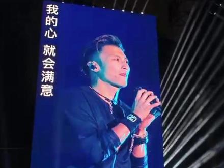 谁的青春没有一首谢霆锋?3月20日,广东深圳,第一现场幸运粉丝获赠谢霆锋演唱会门票,感谢第一现场帮她圆梦,重拾青春记忆。#谢霆锋 #深圳 #演唱会