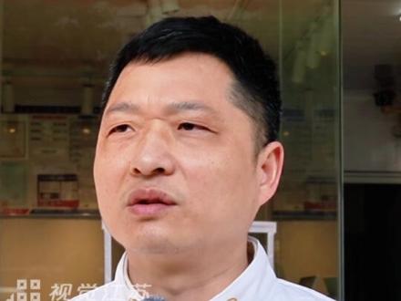 【小微“超”有戏|六合卤菜店店主:现在脑子还有点“蒙”】 编者按:“苏超”强势回归,创新力再度拉满!2026年2月27日,惊喜降临——32家街边小店凭一手“好签”C位出道。它们只需投入5万元,就有机会兑换价值300万元的赛事权益,与国际大牌同场亮相,共享全域流量“大礼包”。从今天起,“视觉江苏”推出专题短视频系列,带您走进这些“超”有戏的拟入选小店,聆听最鲜活的市井故事,见证草根逆袭,一起期待下一轮的高光时刻!
南京六合区食为天卤菜店从全省3582 家报名主体中脱颖而出,入围 32 个拟专属合作席位之一。这份 “幸运” 让店铺的开业计划提前落地 —— 原定于元宵节后开门迎客的食为天卤菜店,已于2月28日正式开业。面对这一意外之喜,43 岁“食为天”店主卜明华现在还有点“蒙”的状态,他表示:虽然中签了,但还是要把本职工作做好,把更优质的卤味回馈给每一位顾客。#苏超 #食为天卤菜店