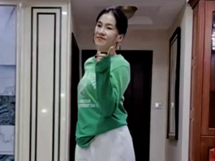 #我的舞蹈记录 花开的时候你就来看我!#全网都在跳这个舞 #在家乱跳,给生活多一点色彩 #自跳自乐拍着玩肖末时间祝大家笑口常开永远年轻