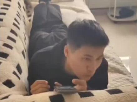 我们在支持张云鹏的同时,请对继母多一些理解,宽容,鼓励。继母不好当,她所做的一切都有人监督,稍有不慎就招来一顿网暴,她说过一句话让我记忆犹新,她说,等云鹏结婚生子,如果有用的着她看孩子时候,她会给云鹏带孩子。