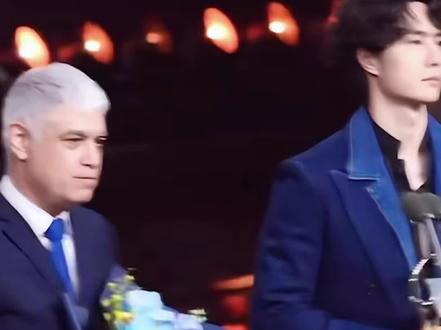 啵啵真的是情商超高的人儿。原来这里是一博让魏总发言的。#王一博 #微博之夜 #舞台现场