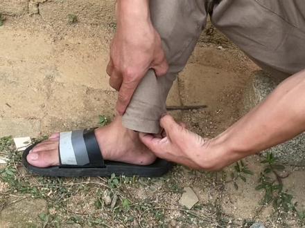 下雨天到了鼠鼠们要躲雨,小伙被鼠钻到裤脚了 #意不意外 #奇葩 #农村生活