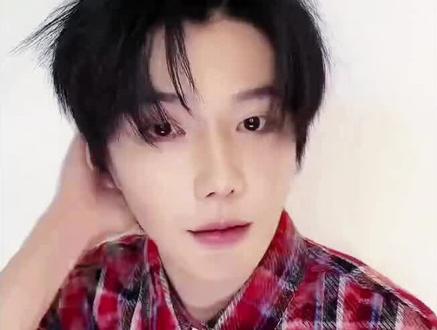 郝熠然第一次直播含☁️量就极高了。(真搞不懂那些咯噔怪整天在咯噔什么,家产关系都这么好了,你们以前吃的是有多好啊?)#日常分享 #帅哥 #郝熠然 #云旗 #卡姿兰直播