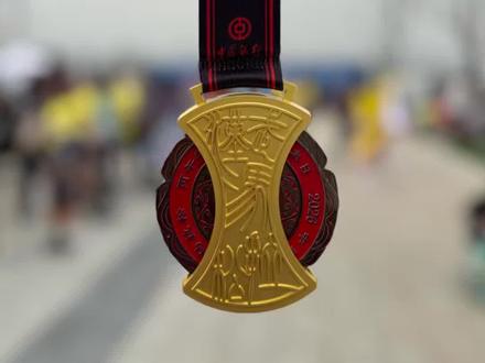 武汉马拉松完赛了,这是我全马的奖牌,虽然慢,但是我好像pb了 #武汉马拉松 #2026武汉马拉松 #武汉