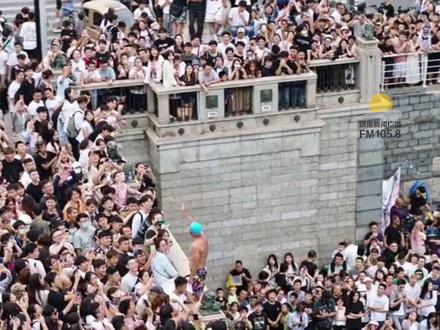 天津大爷跳水成景点,文旅局回应:“狮子林桥非景区不在监管范围之内,大爷们跳水的相关情况会跟相关科室上报,看看能从文旅的职能做些什么。”