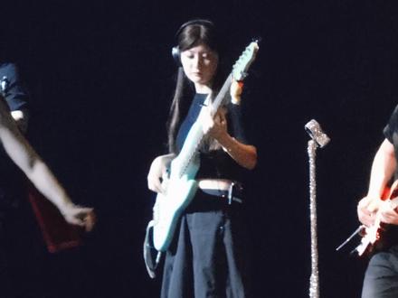 【侯明昊】5.16南京演唱会《Melody》 小猫就这样一边唱一边努力扒裤腰带想给桃桃们看纹身贴🤤#侯明昊 #这个世界不能没有演唱会 #Melody #当我挥起演唱会荧光棒