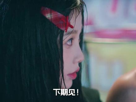 依旧只讲剧情,其实整部《双轨》一共埋了三层callback! 其实我一直觉得,callback的终极意义不是重复,而是重逢。尤其是分别多年后,靳朝依然记得姜暮的喜好和习惯,这是爱意的一个最具象化的展现,或许就像他回答三赖问题时说的那样,不是姜暮能走进他心里,而是姜暮从未离开。 #双轨#虞书欣 #何与 #影娱漫谈编辑部#了不起的精讲团