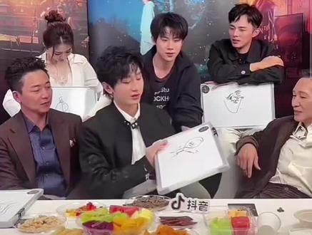 哈哈哈脑劈叉亏你想的出来🤣#成毅 #长安二十四计 #剧宣#抖音推广 #长安二十四计不玩梗但造梗