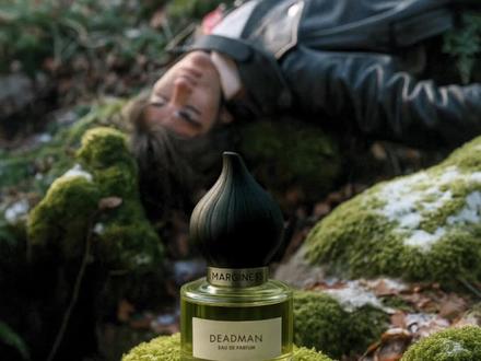 “Deadman 是一首听不完的香” 这不仅是一款香水,更是一段未竟的旋律,一场灵魂的低语。
前调中的柑橘与白松香,如同破晓前的微光,唤醒沉睡的感官;小豆蔻的辛辣,仿佛心跳初起,预示着情感的苏醒。
中调融合了鸢尾根的温润与小花茉莉的柔美,交织着扁柏木的清新和烟熏的神秘,犹如深情的低语,在灵魂深处回响。
后调中,皮革的厚重、广藿香的深邃、苔藓的湿润与劳丹脂的温暖,共同构筑出一个关于爱与牺牲、死亡与重生的故事。
“愿以灵魂相抵,缚于你身,烙骨成诗。”
这款香水,正如蔡徐坤的《Deadman》,是一场关于极致爱情的献祭,是一段无法完结的旋律,是一首不能听完的香。#蔡徐坤deadman #deadman #香水推荐 #小众香水 #调香师的日常