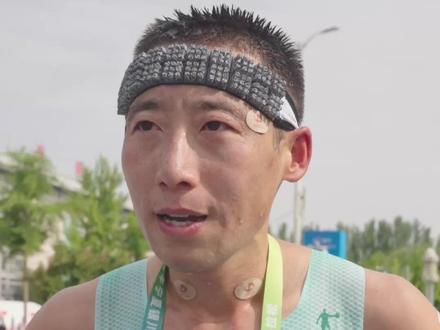 #2026银川马拉松 房博拿下全马亚军,赛后直言不容易!比赛前半程节奏冲太猛,跑到还没 30 公里,腿开始抽筋,体力跟不上,实打实被亚高原赛道好好"教育"了一番!不过一路上特别暖心,折返的跑友、路边银川市民全程不停加油,靠着大家的打气硬撑着跑完了全程。明年会再战银马,调整状态全力冲刺,跑出更好成绩!视频来源:#拜克传媒 关注我们,持续更新 #银川 #马拉松 #跑步