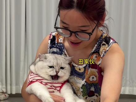 只能抱它,别的不让抱。摸也不让摸
#这一小坨猫谁受得了