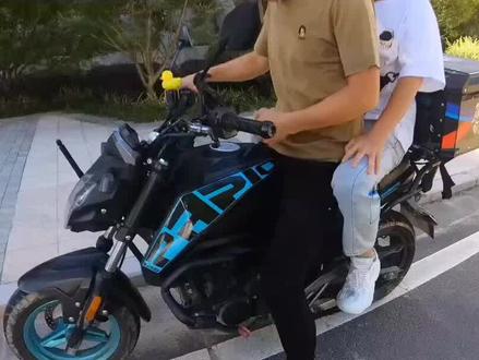 春风狒狒125st很多网友问我这个车怎么样 一共分三期视频和大家分享个人意见感受,提供你们参考……祝大家买到合适自己的车……#春风狒狒125#志同道合的人才会喜欢同一片风景 #男人的快乐就是这么简单 #因为热爱所以坚持 #摩旅西藏 #身体和灵魂总有一个在路上