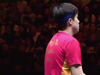 🔥绝了!王楚钦在澳门单打世界杯男单1/4决赛上演惊天大逆转!开局先下一城后被连扳三局,1-3 绝境下他硬是顶住压力,第五局挽救赛点12-10险胜,随后连赢两局4-3淘汰达科·约奇克,晋级四强成国乒男单“独苗”!赛后他感谢王皓战术调整,半决赛即将到来,一起为王楚钦加油助威💪!
话题标签
#王楚钦惊天逆转 #澳门单打世界杯 #国乒男单独苗 #王楚钦晋级四强 #乒乓球热血时刻