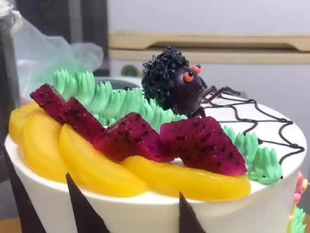 奶油挤蜘蛛跟蜈蚣#艺术蛋糕制作过程 @情怀蛋糕阿田 @抖音小助手