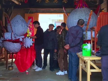 非遗里的繁昌 | 马厂马氏板龙灯将燃爆马年! 走进繁阳镇马氏白眉堂板龙灯灯堂现场,直击繁昌最长板龙灯风采!
马厂老龙149板 + 子龙13板 + 子龙19板,总计181板,期待龙身蜿蜒,气势如虹。
这份薪火相传五百年的非遗盛宴,连续两年获新华社推介报道,实力出圈!
马年赴马厂,赏马氏白眉堂龙灯,祝大家龙马精神,马年大吉!#板龙灯 #马氏 #龙灯 #非遗文化 #马年