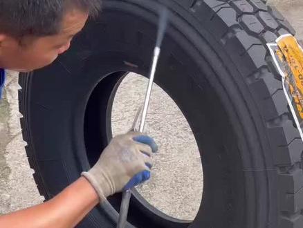 关注我~了解更多大货车轮胎养护知识#轮胎人平凡之路 #换轮胎 #卖轮胎 #耐磨轮胎 #轮胎批发