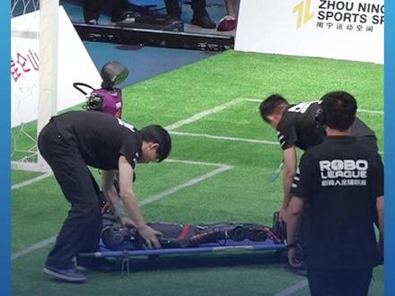 起猛了?看见机器人踢球了?国内首场机器人足球3V3AI赛开打:有球员倒地后“呼叫医疗暂停”。