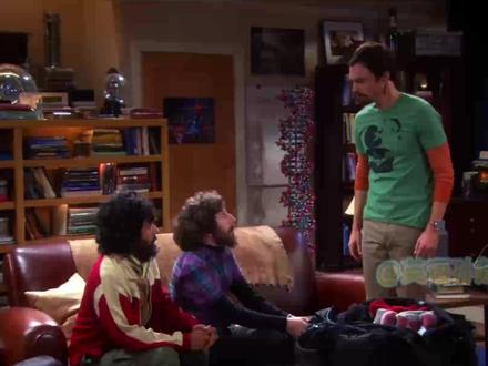 美剧高频词:Tamper with的意思和用法讲解 Tamper 是“篡改、干预、破坏”的意思。Tamper with 作为固定搭配,强调对某物进行未经授权的干预或改动。这个表达在正式场合、新闻、法律领域很常见,在日常对话中也会用到,但通常是在涉及严肃问题时。
常见搭配:
Tamper with evidence(篡改证据)
Tamper with documents(篡改文件)
Tamper with equipment(擅动设备)
Tamper with food/drinks(在食物/饮料中做手脚)
例句:She suspected someone had tampered with her drink, so she ordered a new one. (她怀疑有人在她的饮料里做了手脚,所以重新点了一杯。)
#每天一句英语 #英语口语 #看美剧学英语 #英语 #雅思口语 #英语地道表达