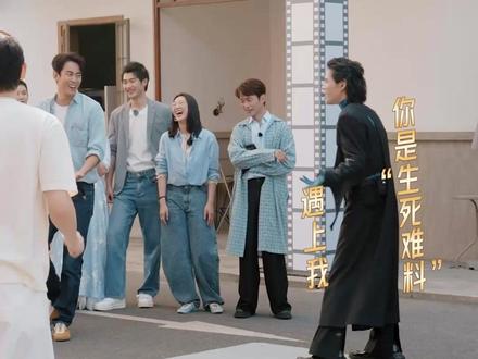 向佐劈叉压腿热身 #无限超越班