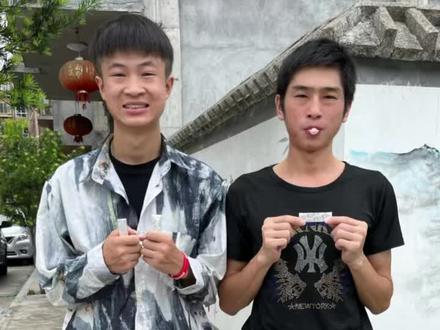 小学生吃泡泡糖笑死我了😂掉地上还要捡起来吃😂 #搞笑视频