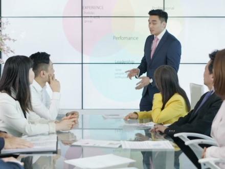 摩托之都看不见的天才,张雪凭什么让浙江国资重金押注? #零距离看懂财经 #燃起来了大国重器 #摩托车 #张雪 #机车