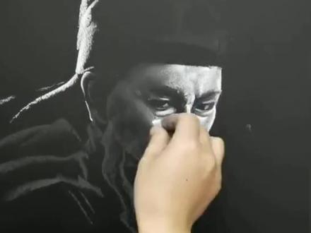 福建美术老师画粉笔画走红网络,被网友称:讲台上的“神笔马良” #人物肖像 #粉笔画 #林金勇老师的粉笔画
