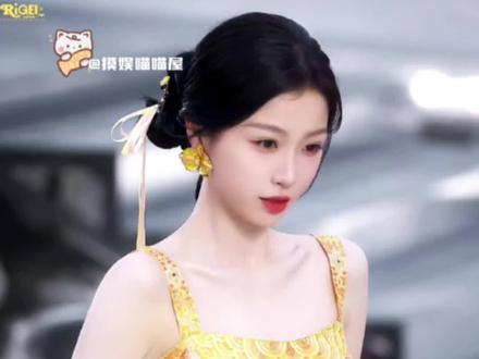 欣欣子和金色的适配度真的满分!!#虞书欣 #红毯 #颜值 #向全世界安利