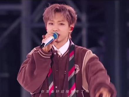 烟花绽放的时候不仅卡零点 还卡歌词 长达六分钟的巨型烟花 这个罗曼城完全就是一个童话世界🥹 #汪苏泷广州跨年演唱会 #汪苏泷 #汪苏泷十万伏特