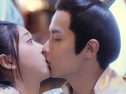 #山寨小萌主 #赵弈钦 #李凯馨 解药吻名场面!太甜啦~