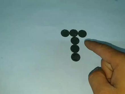 6枚硬币摆放成丁字型,移动1枚让它横竖都是4枚,老电工一看便知