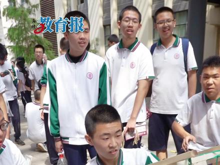 福州八中第二十五届人文科技艺术节上,
高一、高二年级27支队伍用自己设计、制作的投射结构装置进行现场PK