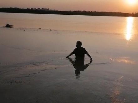 黄河岸边的泥潭真危险#黄河滩 #危险动作请勿模仿 #河边随拍 #黄河边看黄河 #防溺水